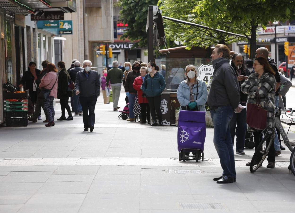 Muchos supermercados asturianos, como este de Gijón, registraron ayer colas para abastecerse de productos básicos antes del inicio del puente del 1 de mayo. 