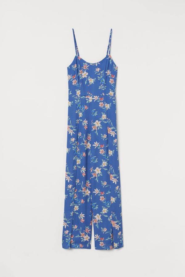 Mono con estampado floral sobre fondo azul de H&M, 39,99 euros.