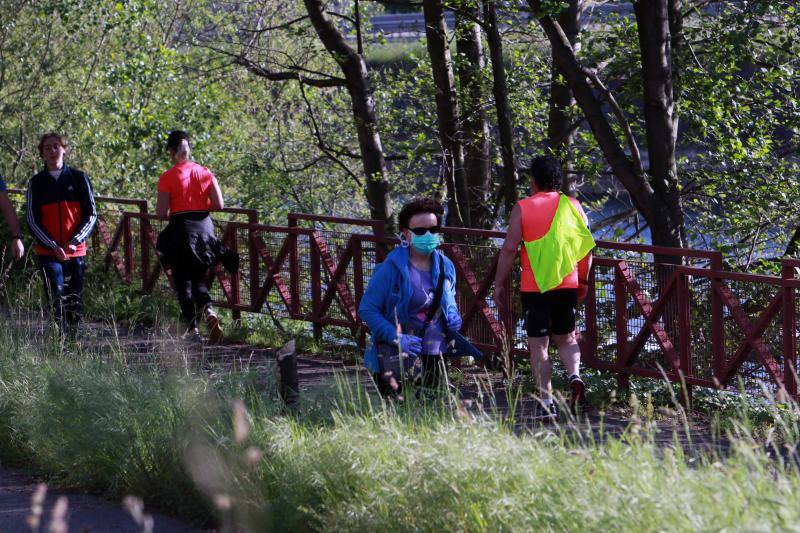 Desde las 6 de esta mañana, deportistas y paseantes reconquistaban las calles del Principado