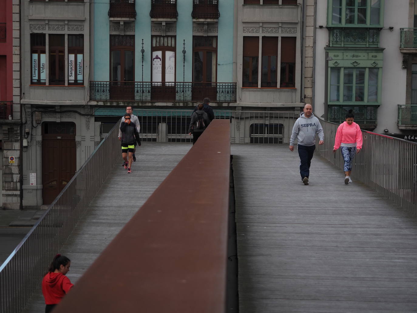 Desde las 6 de esta mañana, deportistas y paseantes reconquistaban las calles del Principado