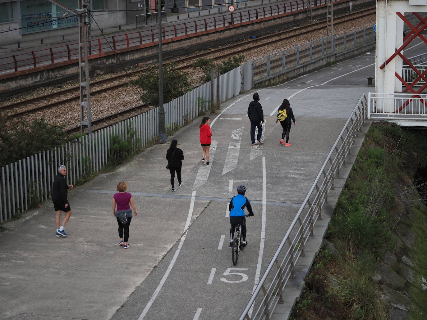 Desde las 6 de esta mañana, deportistas y paseantes reconquistaban las calles del Principado