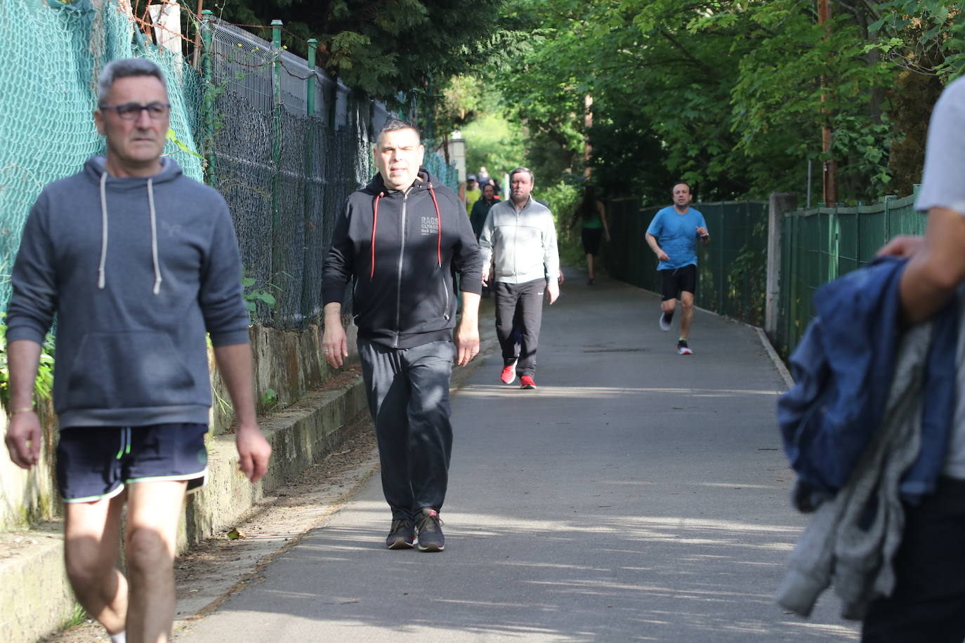 Desde las 6 de esta mañana, deportistas y paseantes reconquistaban las calles del Principado