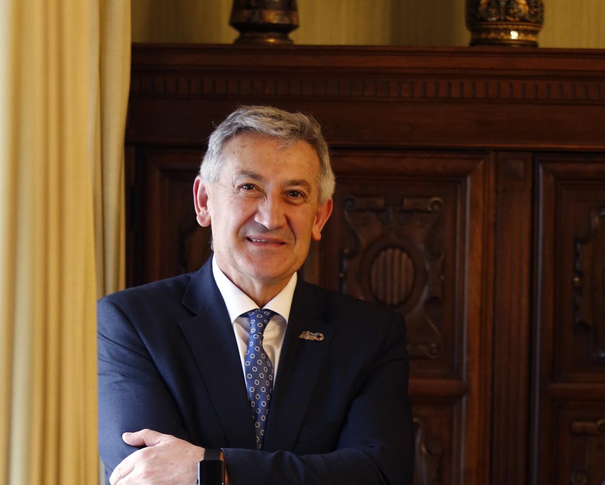 Santiago García Granda, en su despacho del Edificio Histórico de la Universidad de Oviedo. 