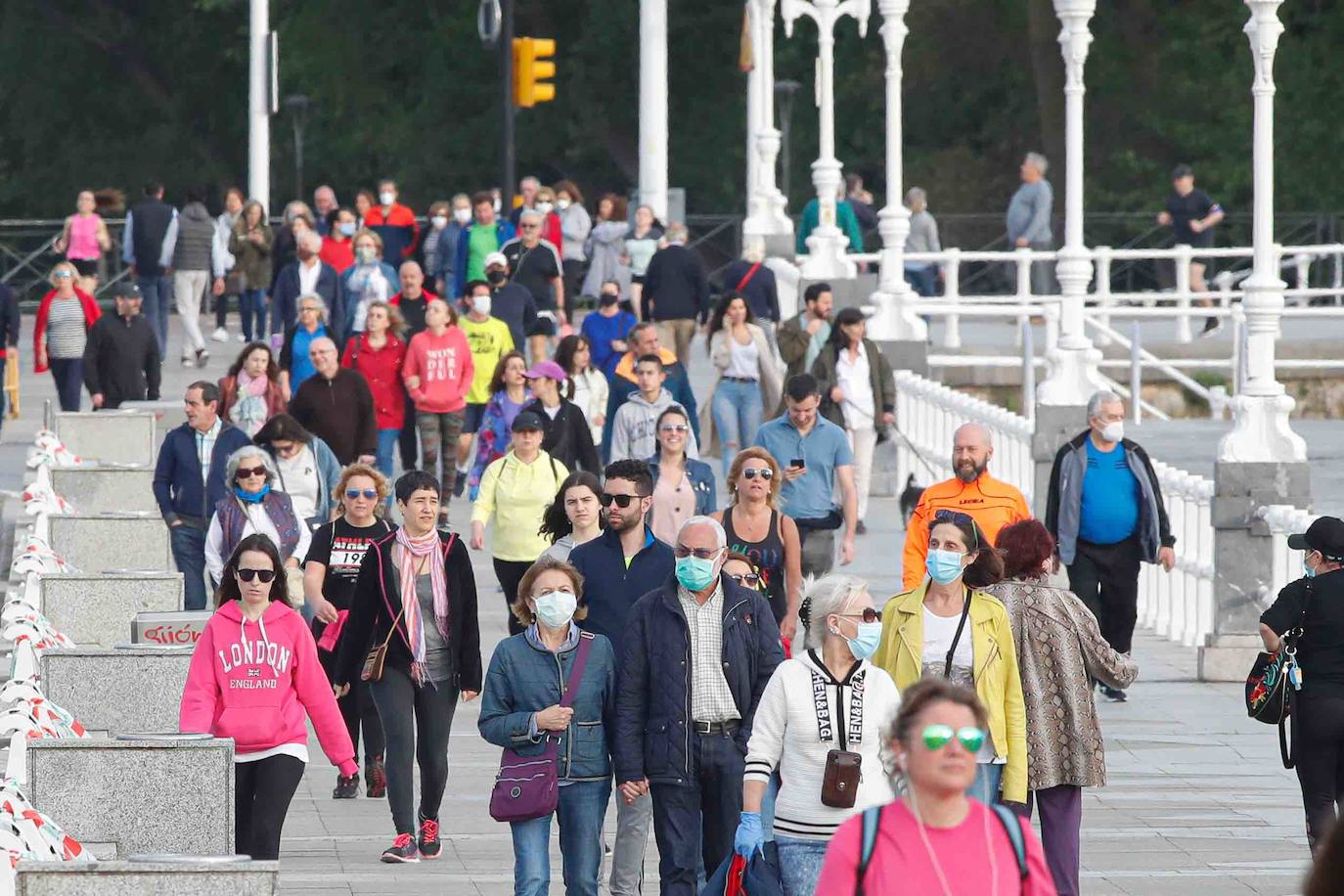 Desde las 6 de esta mañana, deportistas y paseantes reconquistaban las calles, paseos y playas tras más de 40 días confinados.