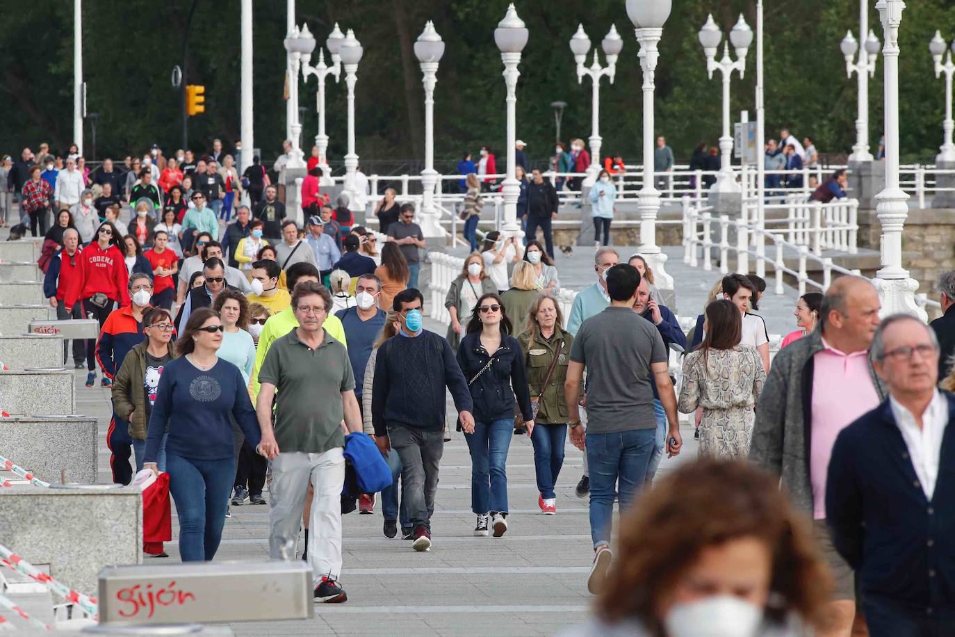 Desde las 6 de esta mañana, deportistas y paseantes reconquistaban las calles, paseos y playas tras más de 40 días confinados.