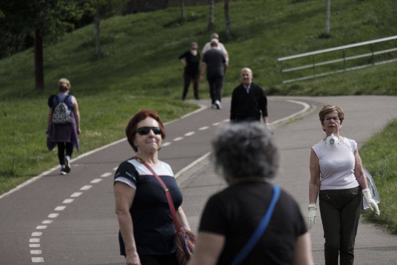 Desde las 6 de esta mañana, deportistas y paseantes reconquistaban las calles, paseos y playas tras más de 40 días confinados.