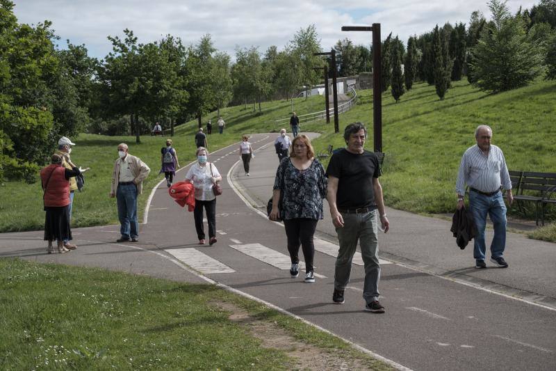 Desde las 6 de esta mañana, deportistas y paseantes reconquistaban las calles, paseos y playas tras más de 40 días confinados.
