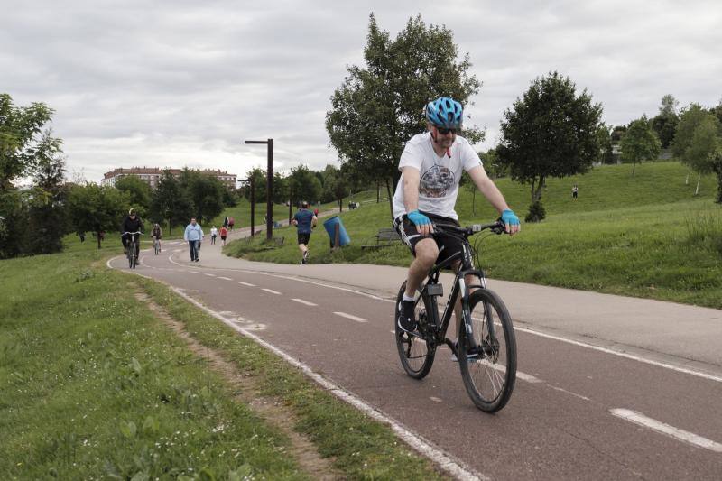 Desde las 6 de esta mañana, deportistas y paseantes reconquistaban las calles, paseos y playas tras más de 40 días confinados.