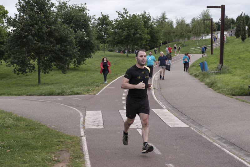 Desde las 6 de esta mañana, deportistas y paseantes reconquistaban las calles, paseos y playas tras más de 40 días confinados.