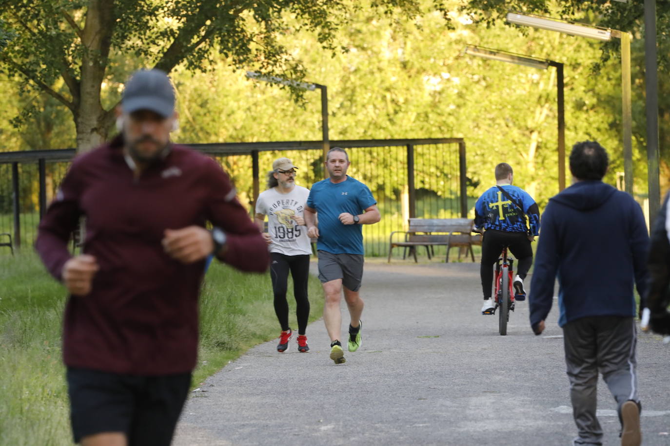 Desde las 6 de esta mañana, deportistas y paseantes reconquistaban las calles, paseos y playas tras más de 40 días confinados.