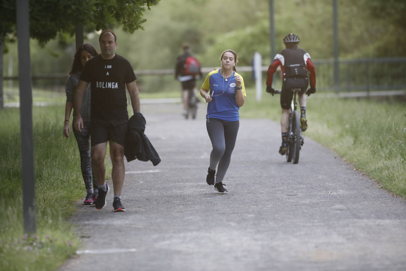 Desde las 6 de esta mañana, deportistas y paseantes reconquistaban las calles, paseos y playas tras más de 40 días confinados.