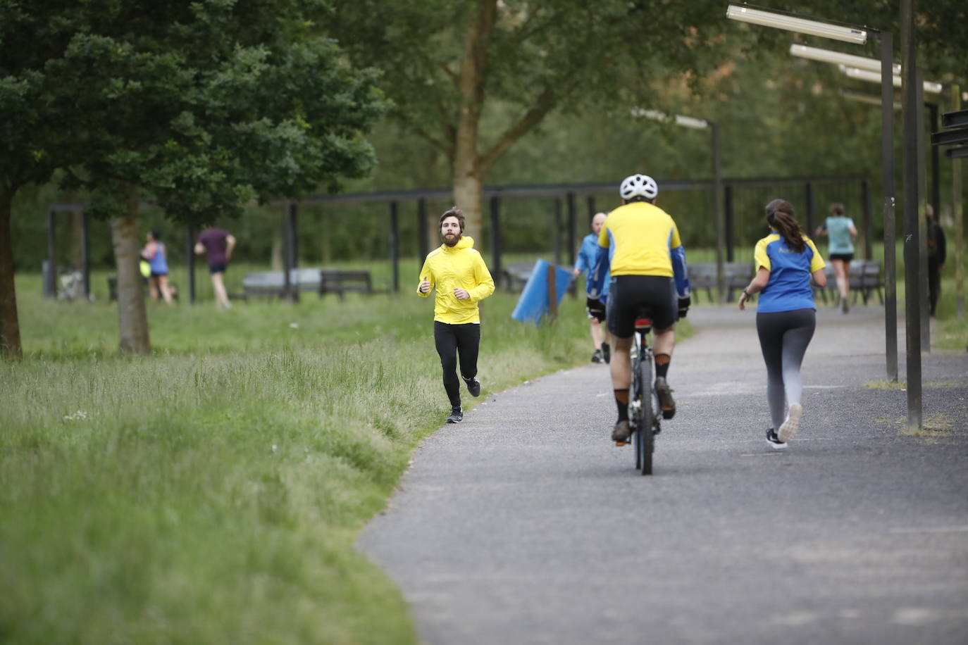 Desde las 6 de esta mañana, deportistas y paseantes reconquistaban las calles, paseos y playas tras más de 40 días confinados.