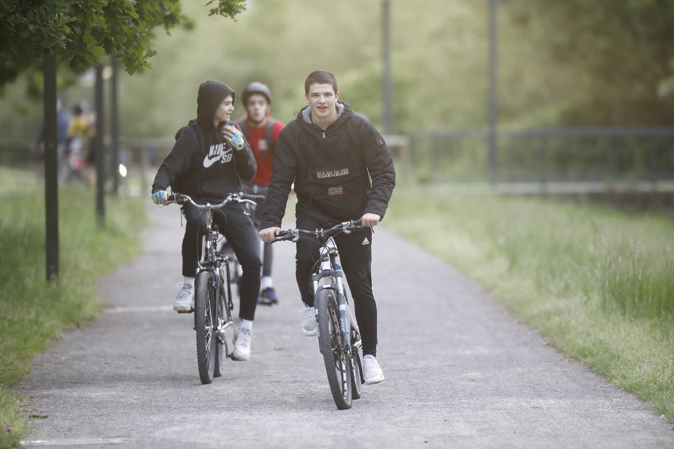 Desde las 6 de esta mañana, deportistas y paseantes reconquistaban las calles, paseos y playas tras más de 40 días confinados.