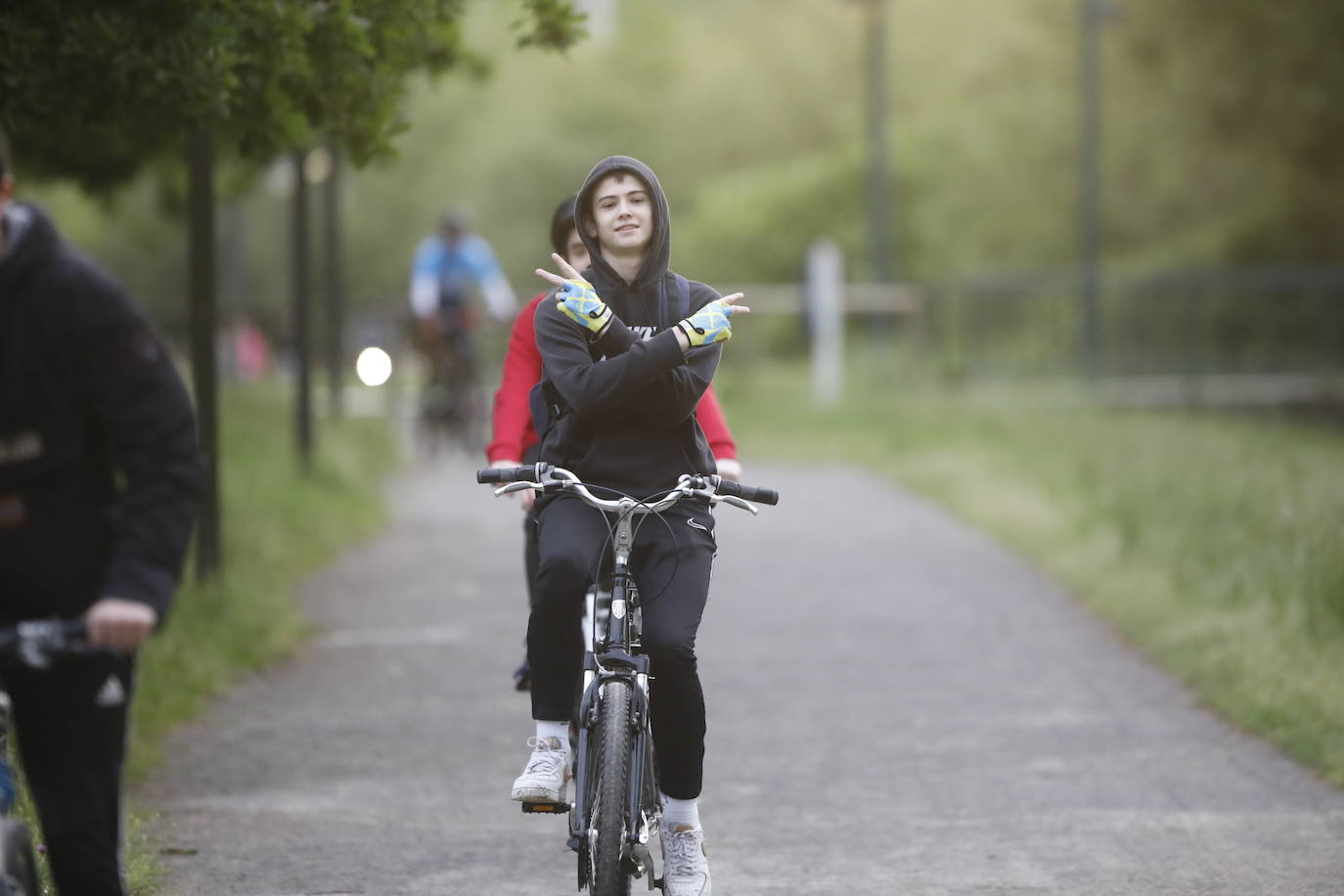 Desde las 6 de esta mañana, deportistas y paseantes reconquistaban las calles, paseos y playas tras más de 40 días confinados.