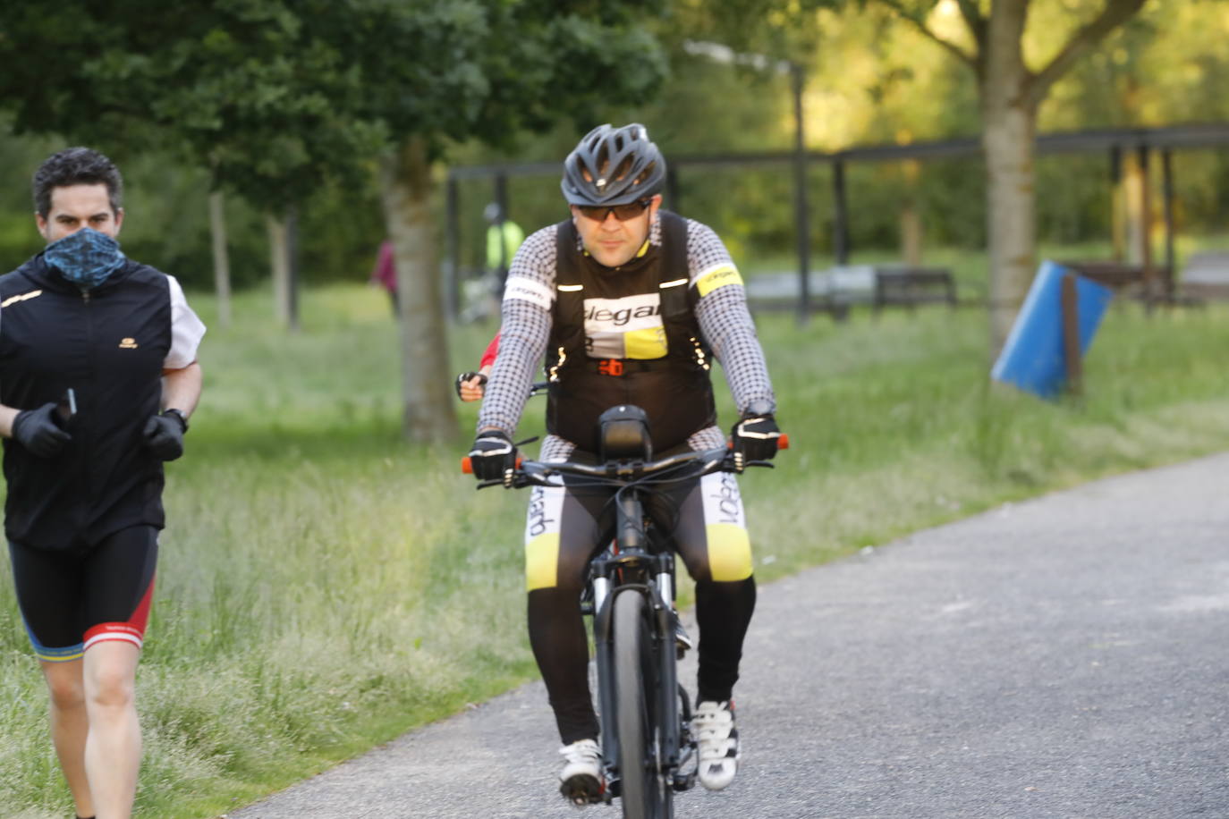 Desde las 6 de esta mañana, deportistas y paseantes reconquistaban las calles, paseos y playas tras más de 40 días confinados.