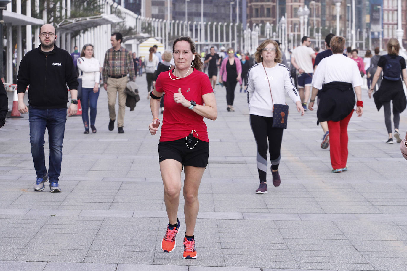 Desde las 6 de esta mañana, deportistas y paseantes reconquistaban las calles, paseos y playas tras más de 40 días confinados.