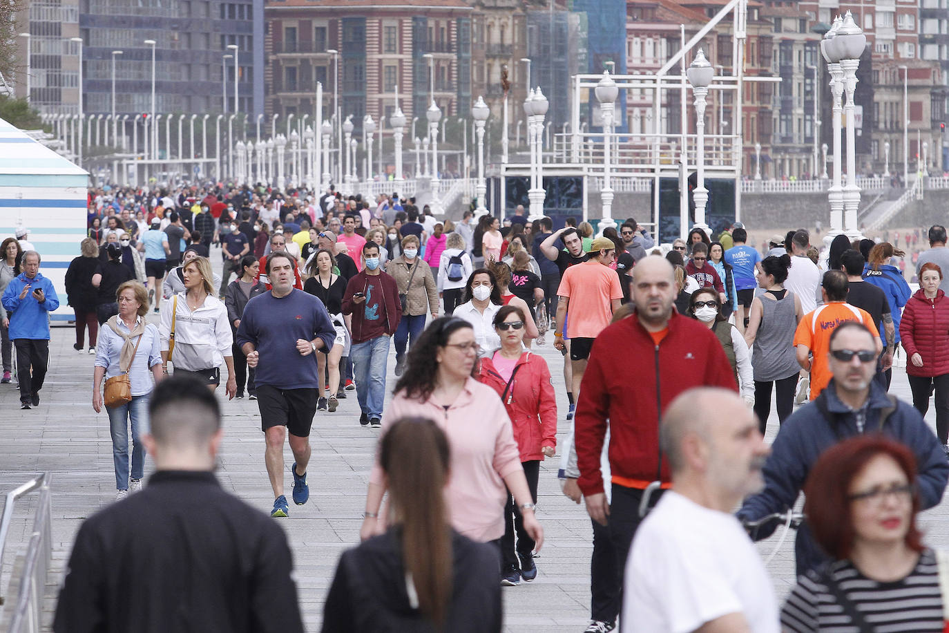 Desde las 6 de esta mañana, deportistas y paseantes reconquistaban las calles del Principado