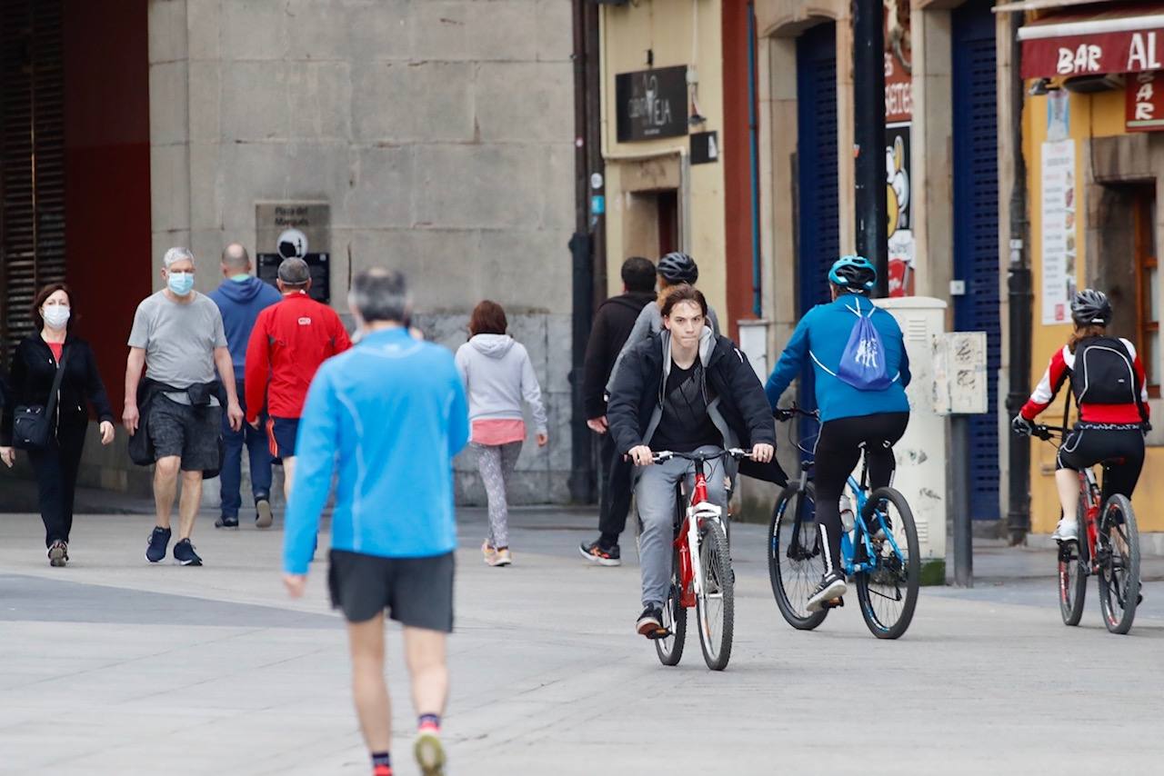 Desde las 6 de esta mañana, deportistas y paseantes reconquistaban las calles, paseos y playas tras más de 40 días confinados.
