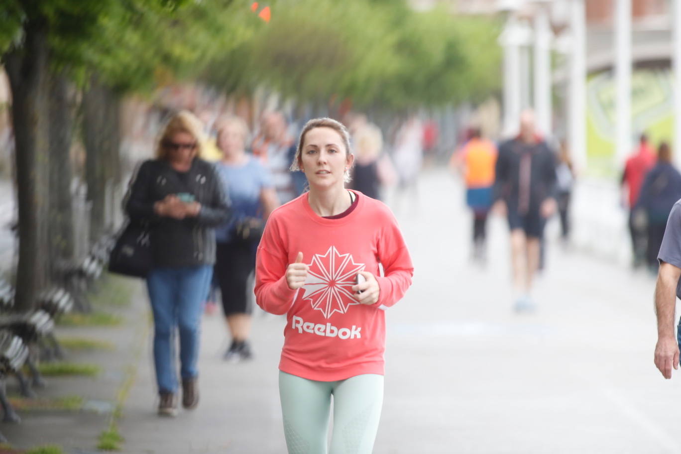 Desde las 6 de esta mañana, deportistas y paseantes reconquistaban las calles, paseos y playas tras más de 40 días confinados.