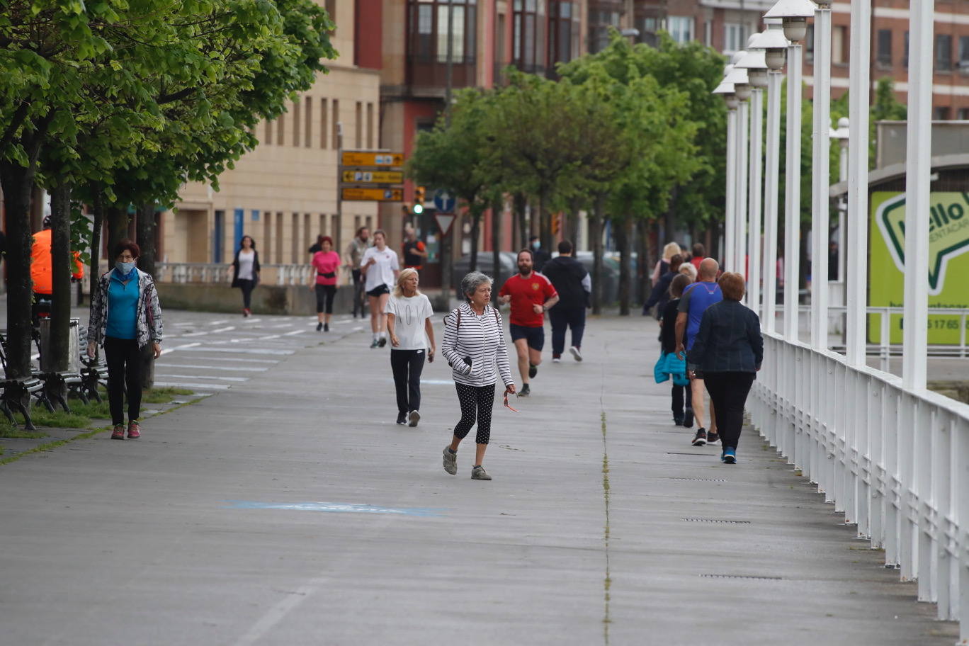 Desde las 6 de esta mañana, deportistas y paseantes reconquistaban las calles, paseos y playas tras más de 40 días confinados.