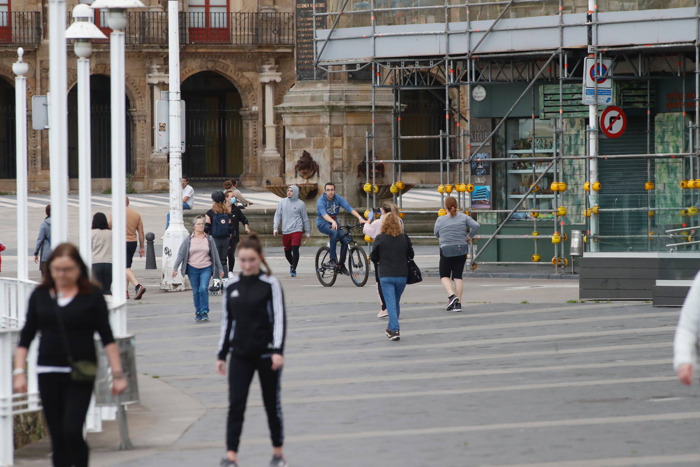 Desde las 6 de esta mañana, deportistas y paseantes reconquistaban las calles, paseos y playas tras más de 40 días confinados.