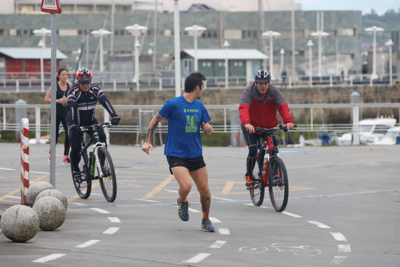 Desde las 6 de esta mañana, deportistas y paseantes reconquistaban las calles, paseos y playas tras más de 40 días confinados.