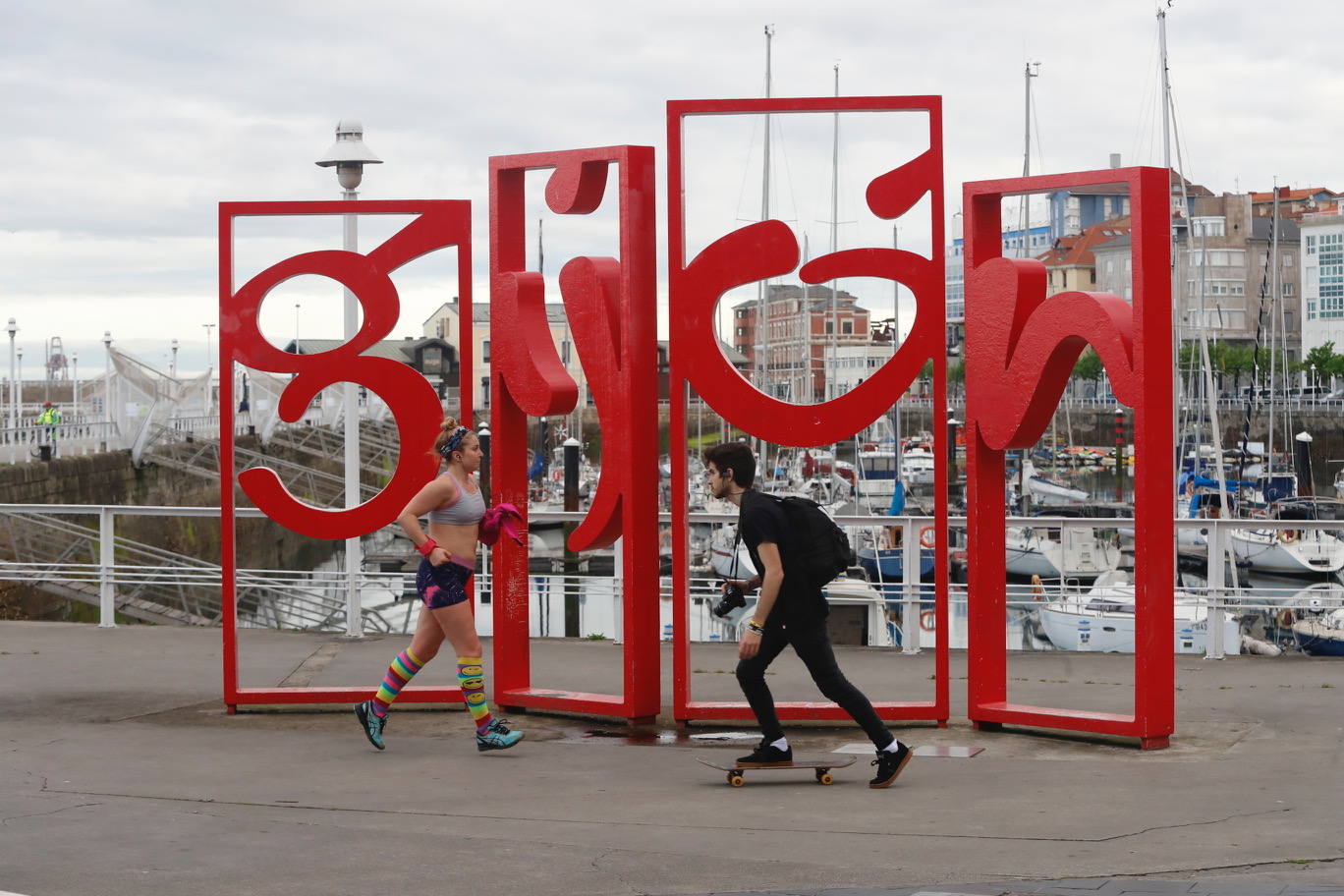 Desde las 6 de esta mañana, deportistas y paseantes reconquistaban las calles, paseos y playas tras más de 40 días confinados.