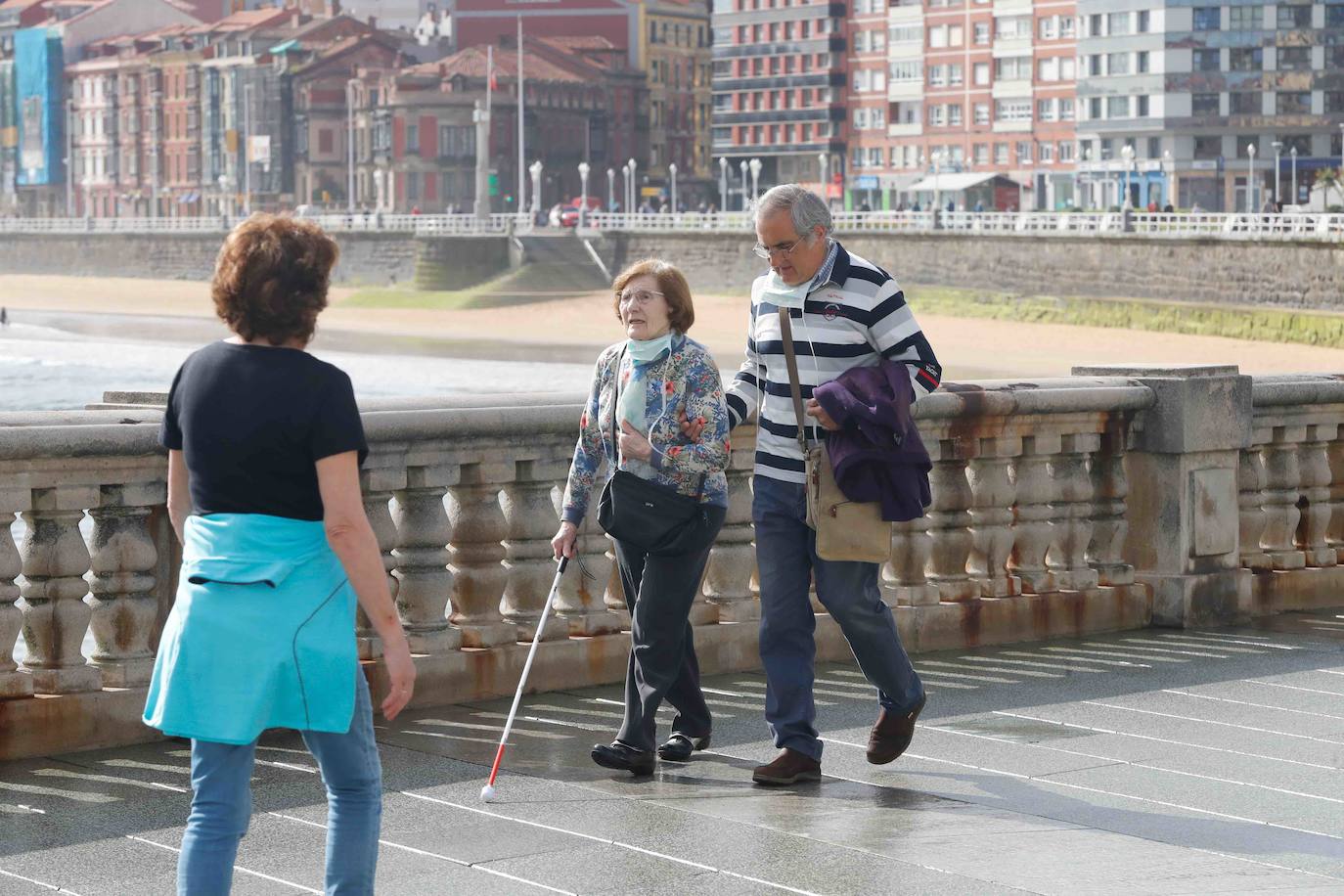 Desde las 6 de esta mañana, deportistas y paseantes reconquistaban las calles, paseos y playas tras más de 40 días confinados.