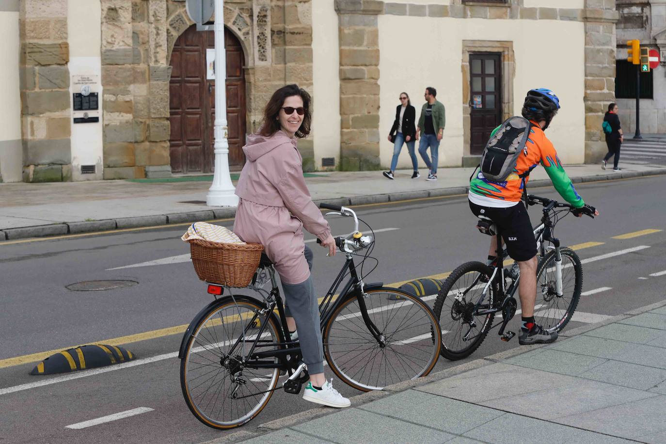 Desde las 6 de esta mañana, deportistas y paseantes reconquistaban las calles, paseos y playas tras más de 40 días confinados.