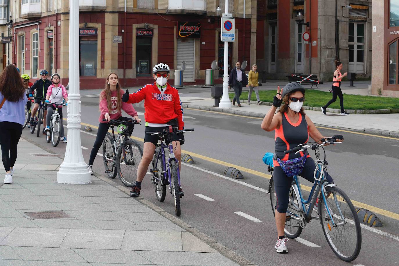 Desde las 6 de esta mañana, deportistas y paseantes reconquistaban las calles, paseos y playas tras más de 40 días confinados.