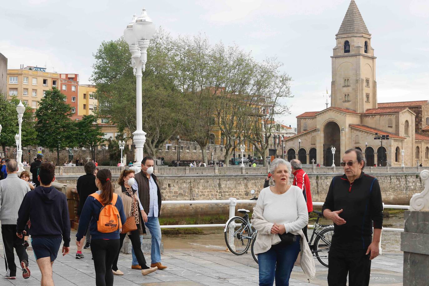 Desde las 6 de esta mañana, deportistas y paseantes reconquistaban las calles del Principado