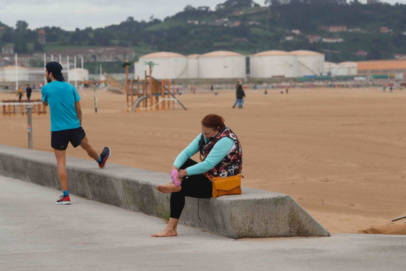 Desde las 6 de esta mañana, deportistas y paseantes reconquistaban las calles, paseos y playas tras más de 40 días confinados.