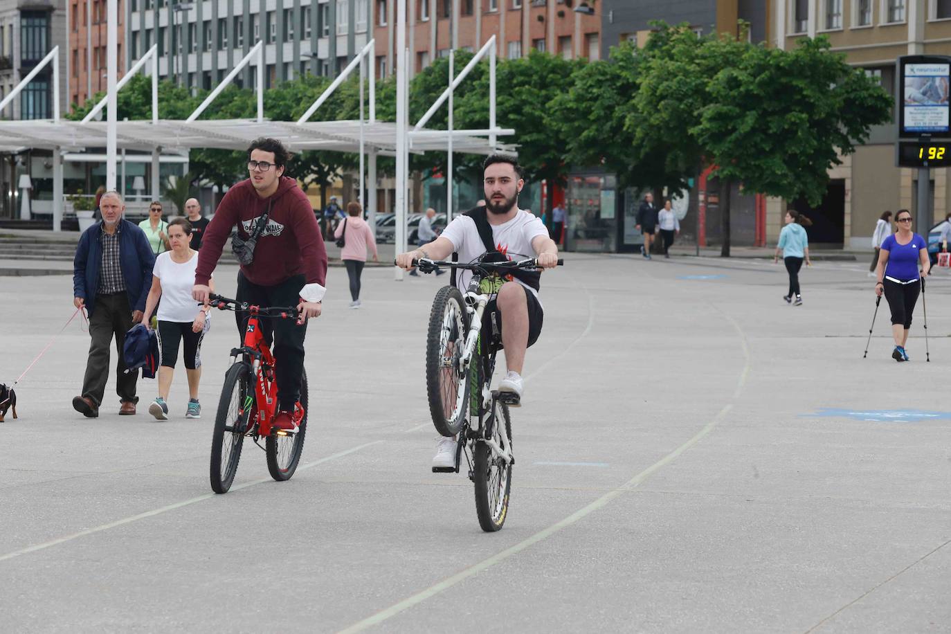 Desde las 6 de esta mañana, deportistas y paseantes reconquistaban las calles, paseos y playas tras más de 40 días confinados.