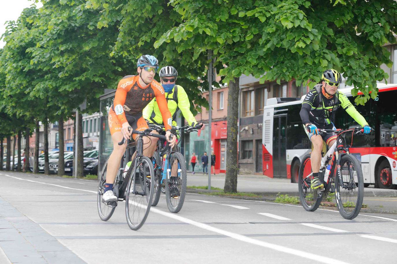 Desde las 6 de esta mañana, deportistas y paseantes reconquistaban las calles, paseos y playas tras más de 40 días confinados.