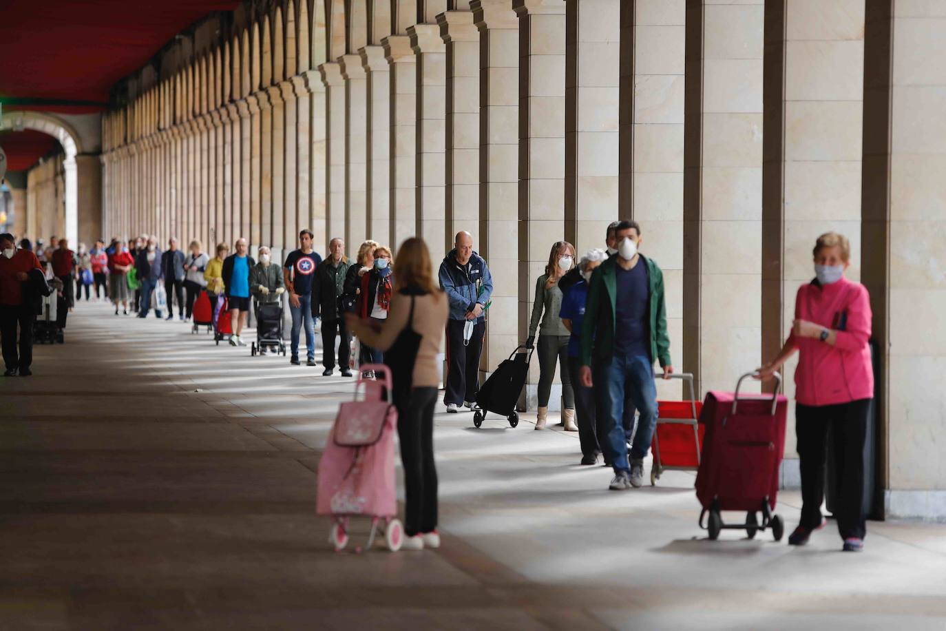 Desde las 6 de esta mañana, deportistas y paseantes reconquistaban las calles, paseos y playas tras más de 40 días confinados.