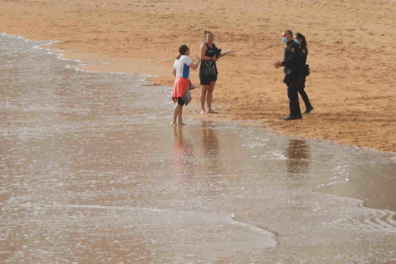 Desde las 6 de esta mañana, deportistas y paseantes reconquistaban las calles, paseos y playas tras más de 40 días confinados.