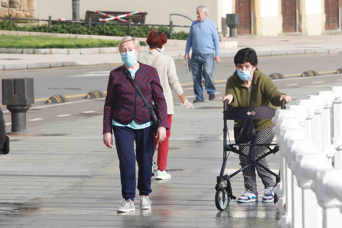Desde las 6 de esta mañana, deportistas y paseantes reconquistaban las calles, paseos y playas tras más de 40 días confinados.