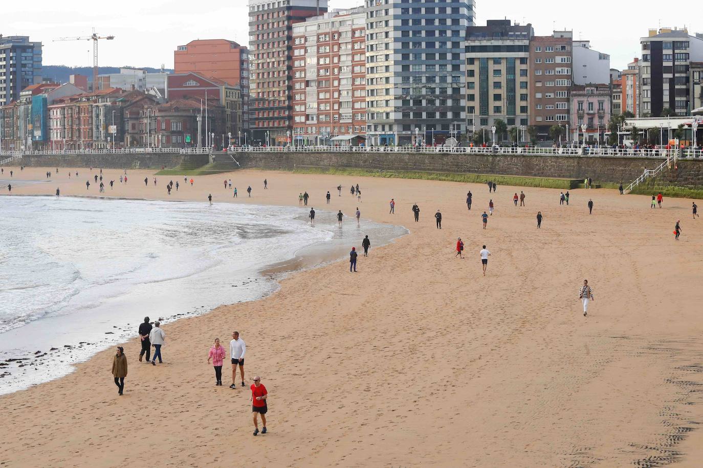 Desde las 6 de esta mañana, deportistas y paseantes reconquistaban las calles, paseos y playas tras más de 40 días confinados.