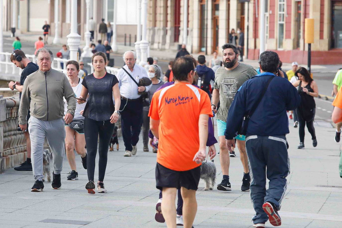 Desde las 6 de esta mañana, deportistas y paseantes reconquistaban las calles, paseos y playas tras más de 40 días confinados.