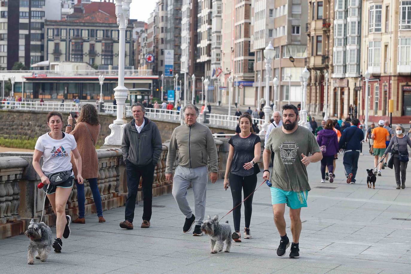 Desde las 6 de esta mañana, deportistas y paseantes reconquistaban las calles, paseos y playas tras más de 40 días confinados.