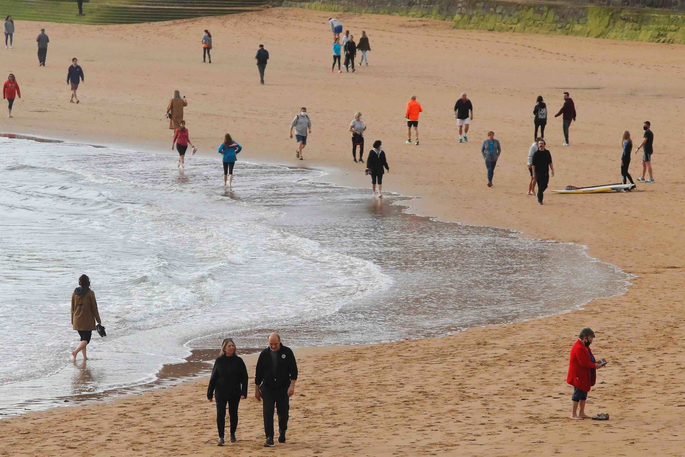 Desde las 6 de esta mañana, deportistas y paseantes reconquistaban las calles, paseos y playas tras más de 40 días confinados.