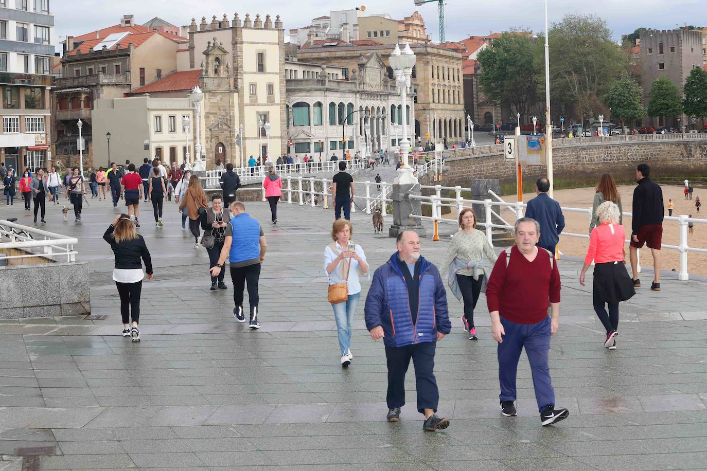 Desde las 6 de esta mañana, deportistas y paseantes reconquistaban las calles, paseos y playas tras más de 40 días confinados.