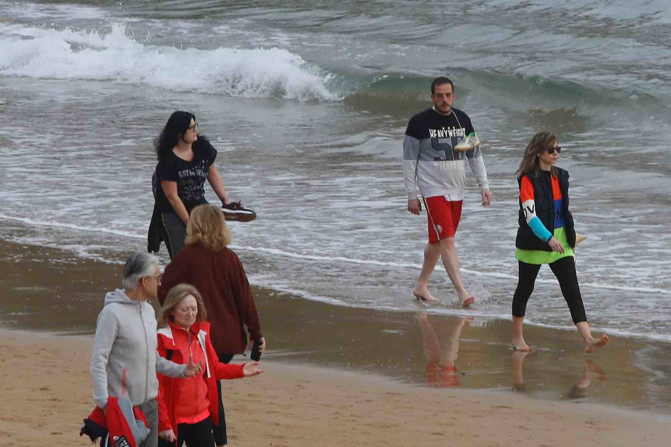 Desde las 6 de esta mañana, deportistas y paseantes reconquistaban las calles, paseos y playas tras más de 40 días confinados.