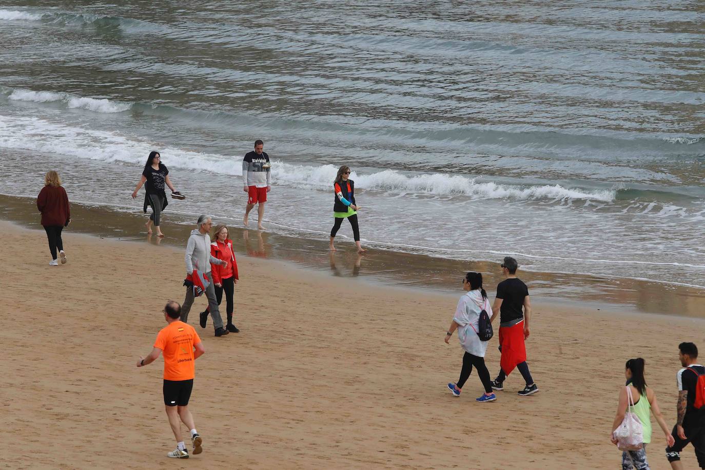 Desde las 6 de esta mañana, deportistas y paseantes reconquistaban las calles, paseos y playas tras más de 40 días confinados.