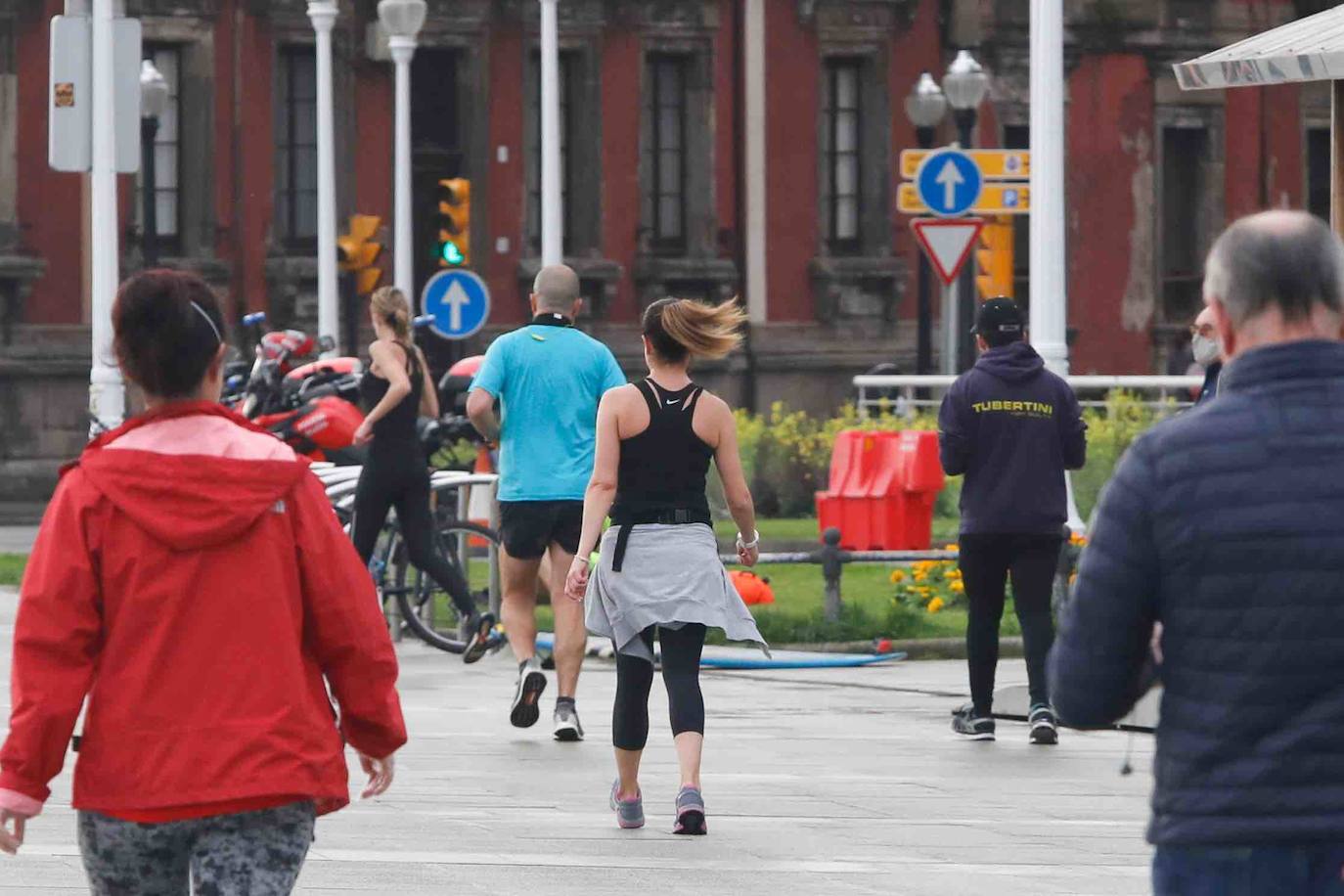 Desde las 6 de esta mañana, deportistas y paseantes reconquistaban las calles, paseos y playas tras más de 40 días confinados.