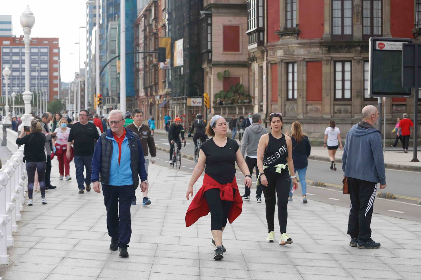Desde las 6 de esta mañana, deportistas y paseantes reconquistaban las calles, paseos y playas tras más de 40 días confinados.