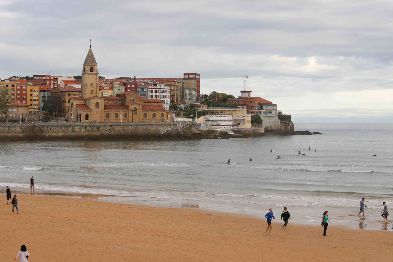 Desde las 6 de esta mañana, deportistas y paseantes reconquistaban las calles, paseos y playas tras más de 40 días confinados.