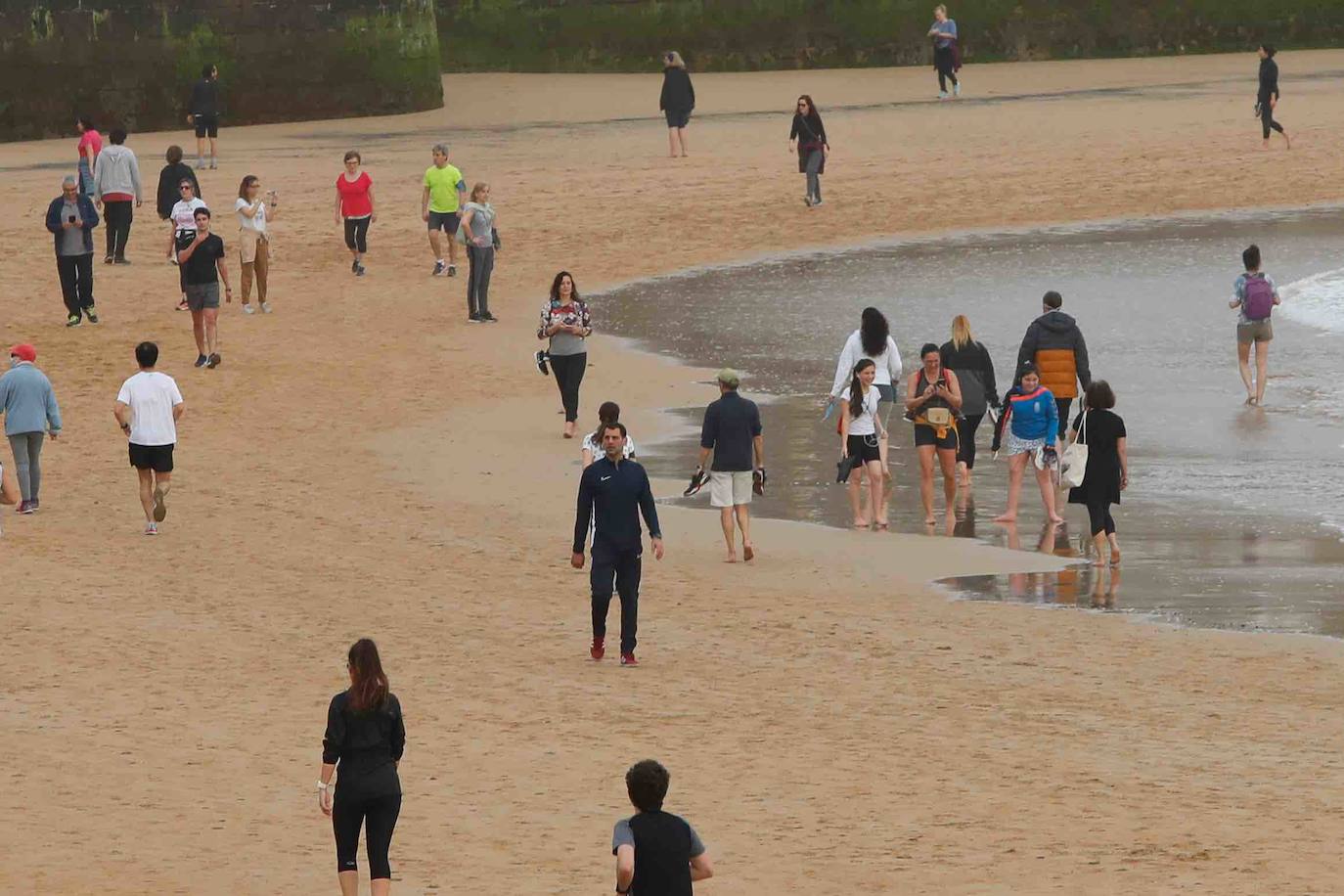 Desde las 6 de esta mañana, deportistas y paseantes reconquistaban las calles, paseos y playas tras más de 40 días confinados.