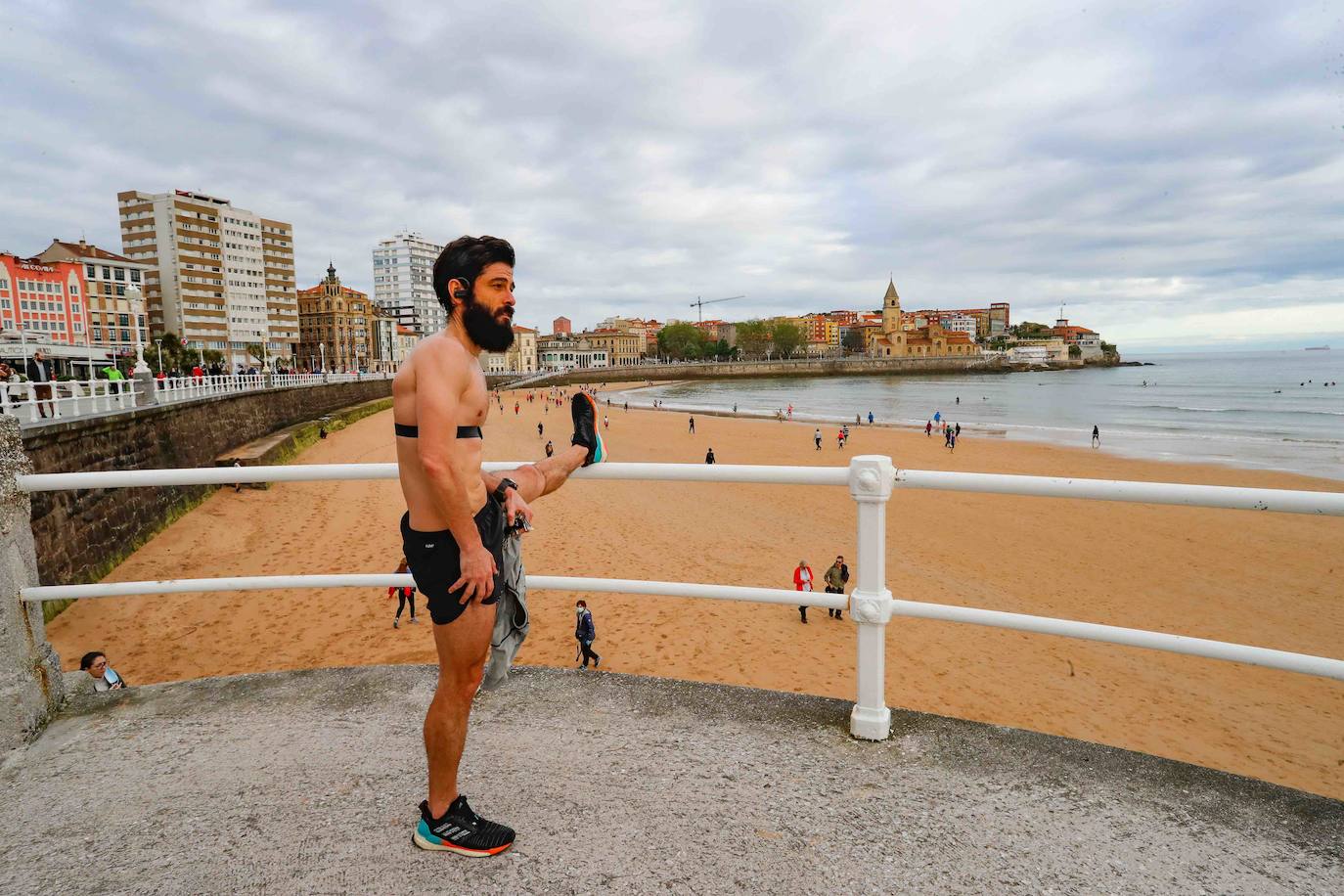Desde las 6 de esta mañana, deportistas y paseantes reconquistaban las calles, paseos y playas tras más de 40 días confinados.