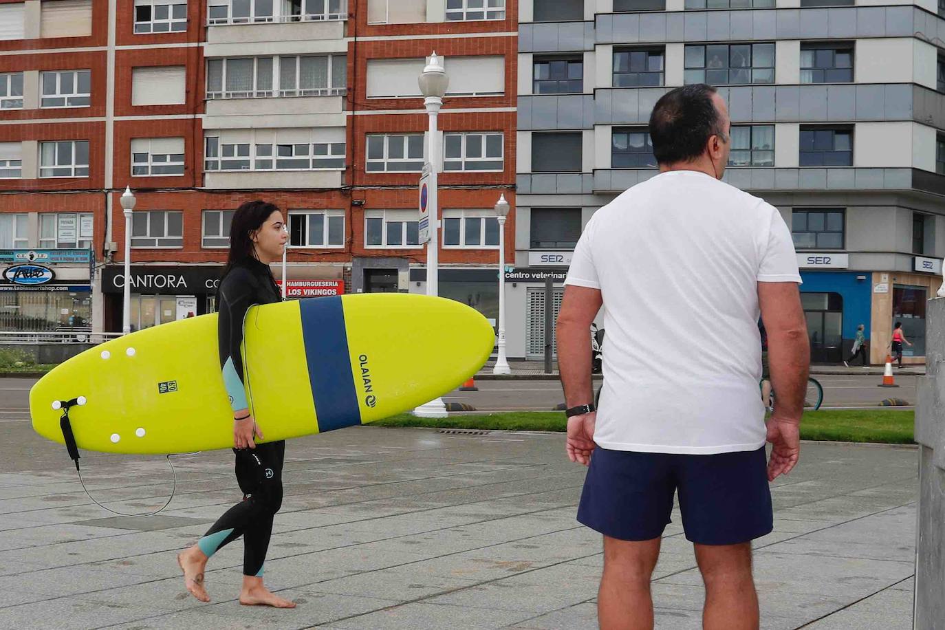 Desde las 6 de esta mañana, deportistas y paseantes reconquistaban las calles, paseos y playas tras más de 40 días confinados.